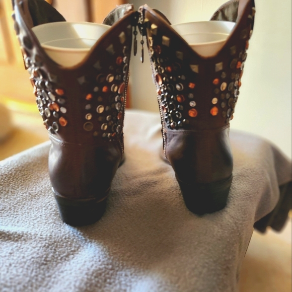 ZiGiny Brown Studded Leather Cowgirl Boots - Picture 3 of 7